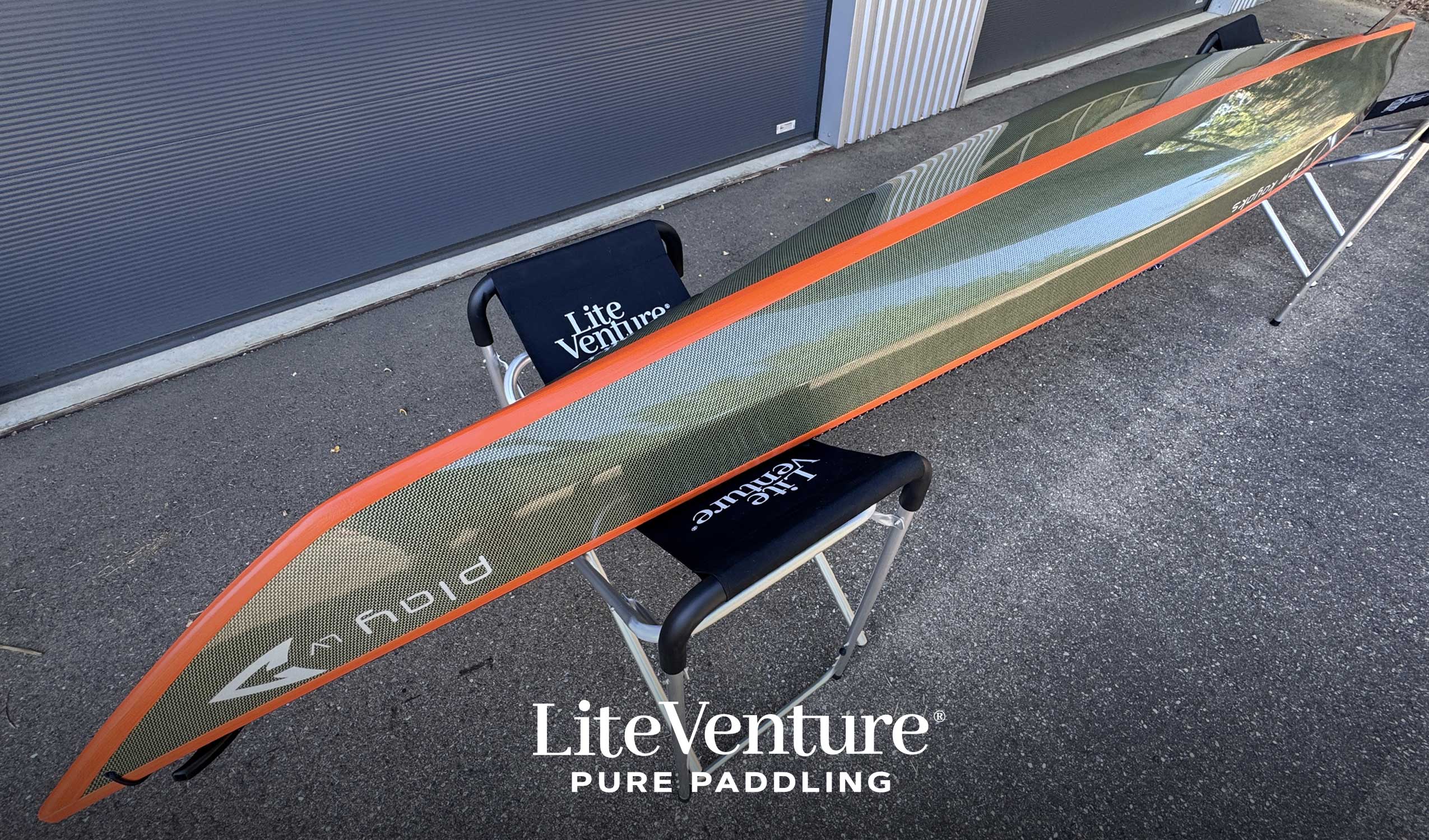Arrow Play LV Seekajak-Carbon/Kevlar Layup mit Carbondeck-Blue/Orange/Sichtcarbon