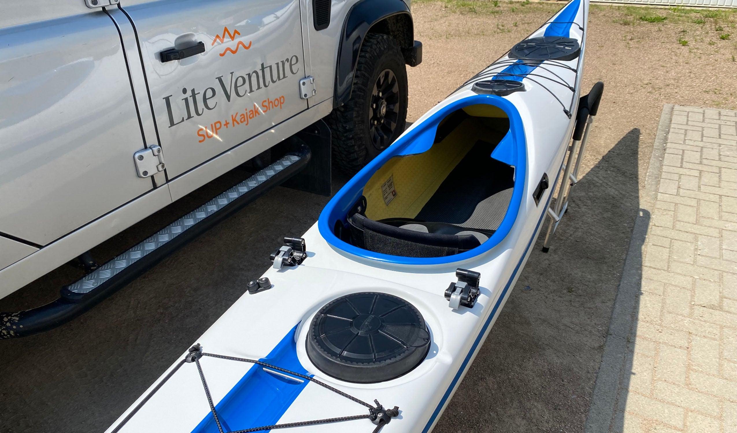 Produktbild von Kajak " Beaufort Rockhopper-weiß blau " der Marke SKIM Kayaks für 4350.00 €. Erhältlich online bei Lite Venture ( www.liteventure.de )