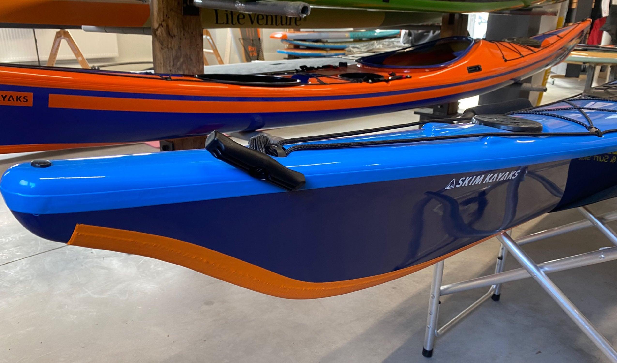 Produktbild von Kajak " Artisan 5G Traditional-blau orange " der Marke SKIM Kayaks für 3155.00 €. Erhältlich online bei Lite Venture ( www.liteventure.de )
