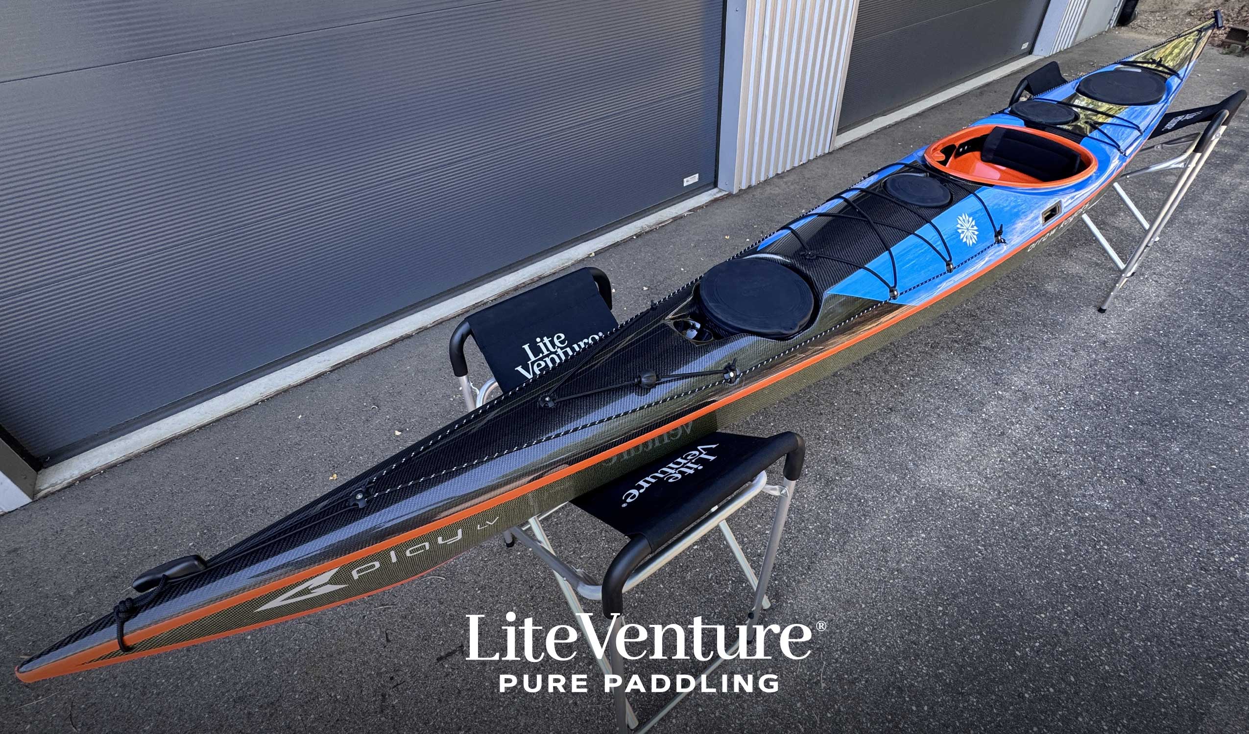 Arrow Play LV Seekajak-Carbon/Kevlar Layup mit Carbondeck-Blue/Orange/Sichtcarbon