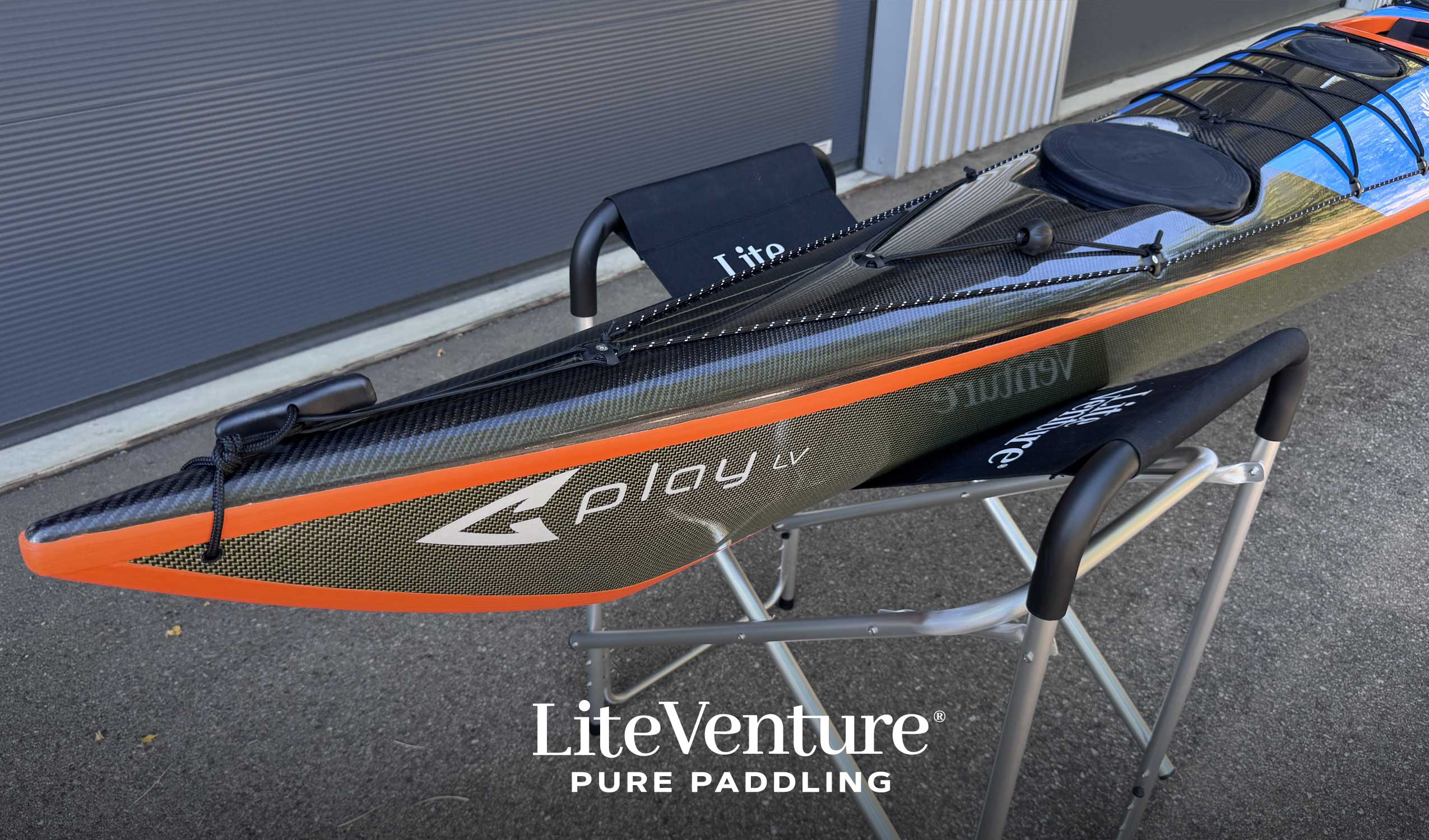 Arrow Play LV Seekajak-Carbon/Kevlar Layup mit Carbondeck-Blue/Orange/Sichtcarbon