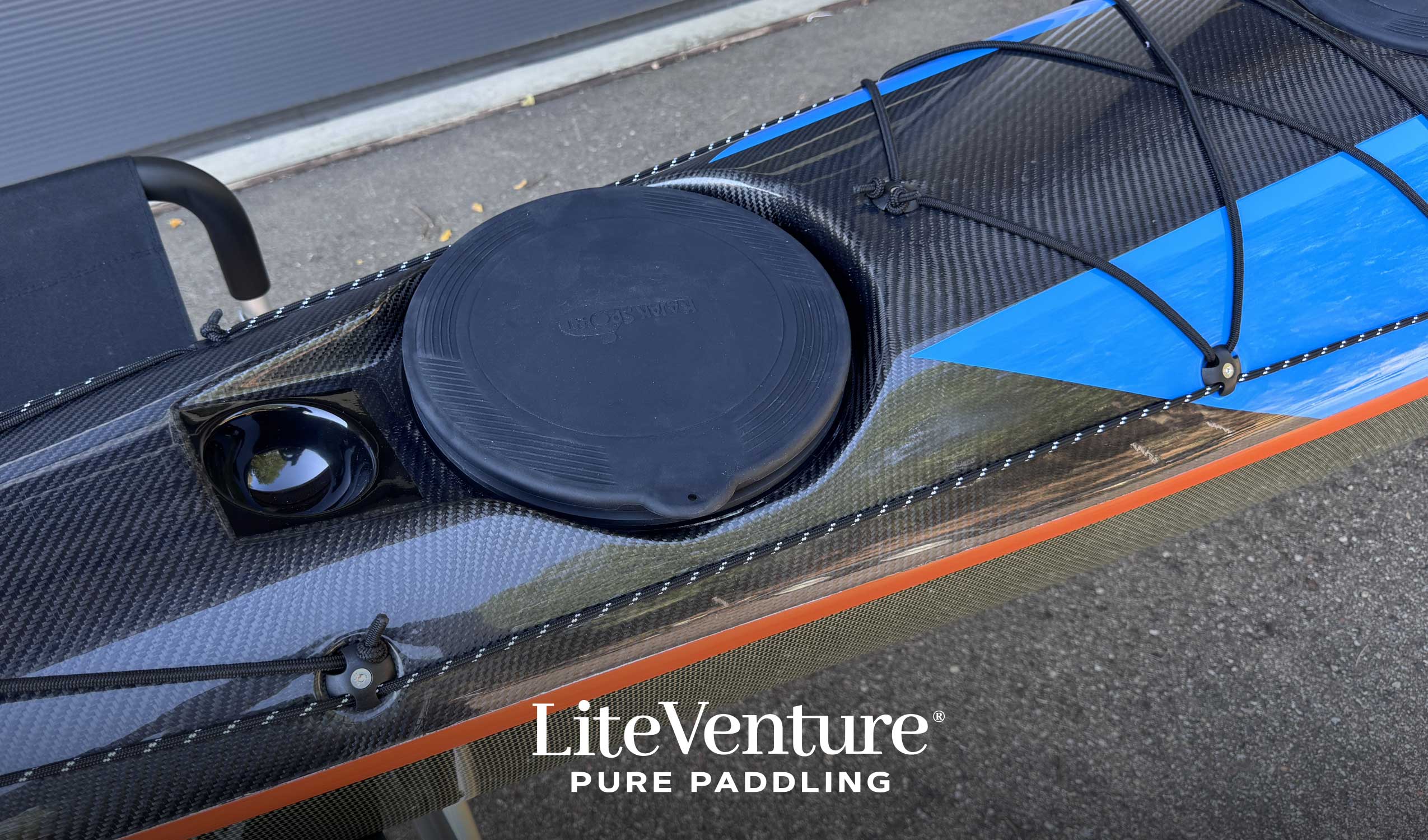 Arrow Play LV Seekajak-Carbon/Kevlar Layup mit Carbondeck-Blue/Orange/Sichtcarbon