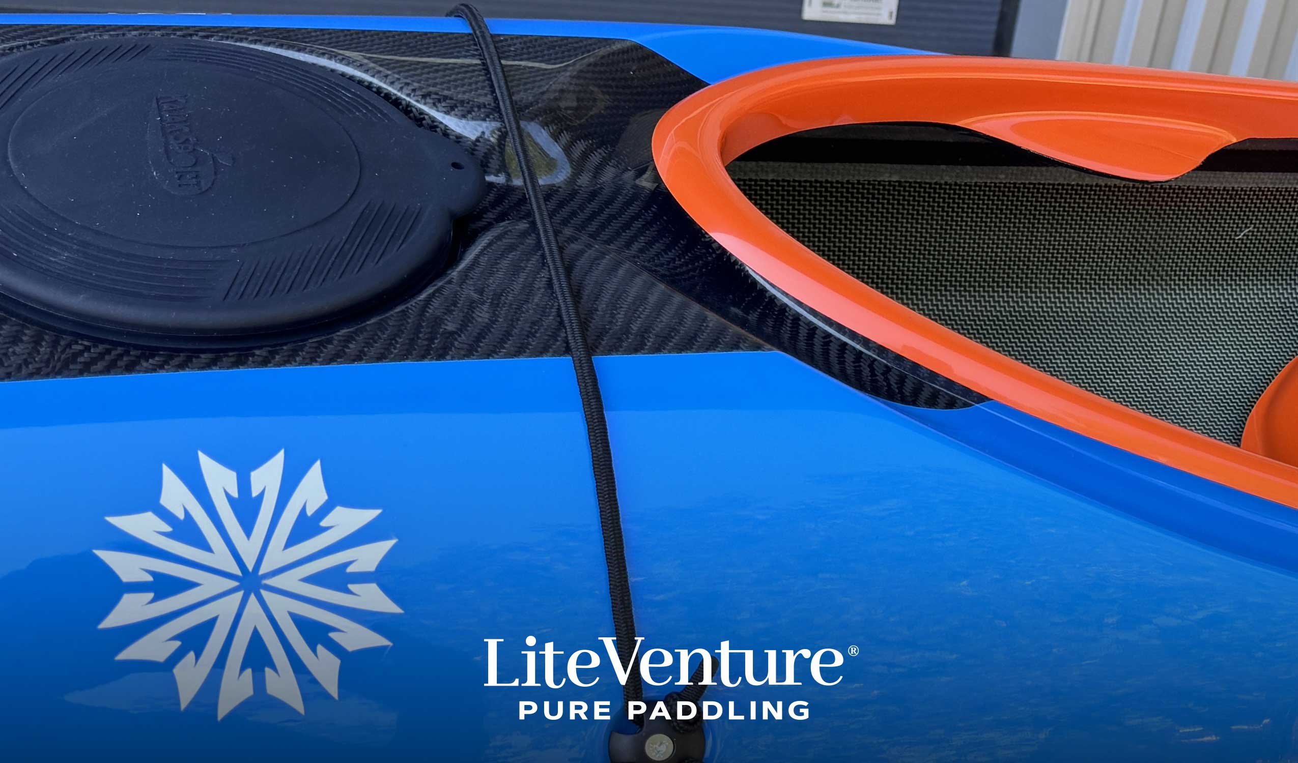 Arrow Play LV Seekajak-Carbon/Kevlar Layup mit Carbondeck-Blue/Orange/Sichtcarbon