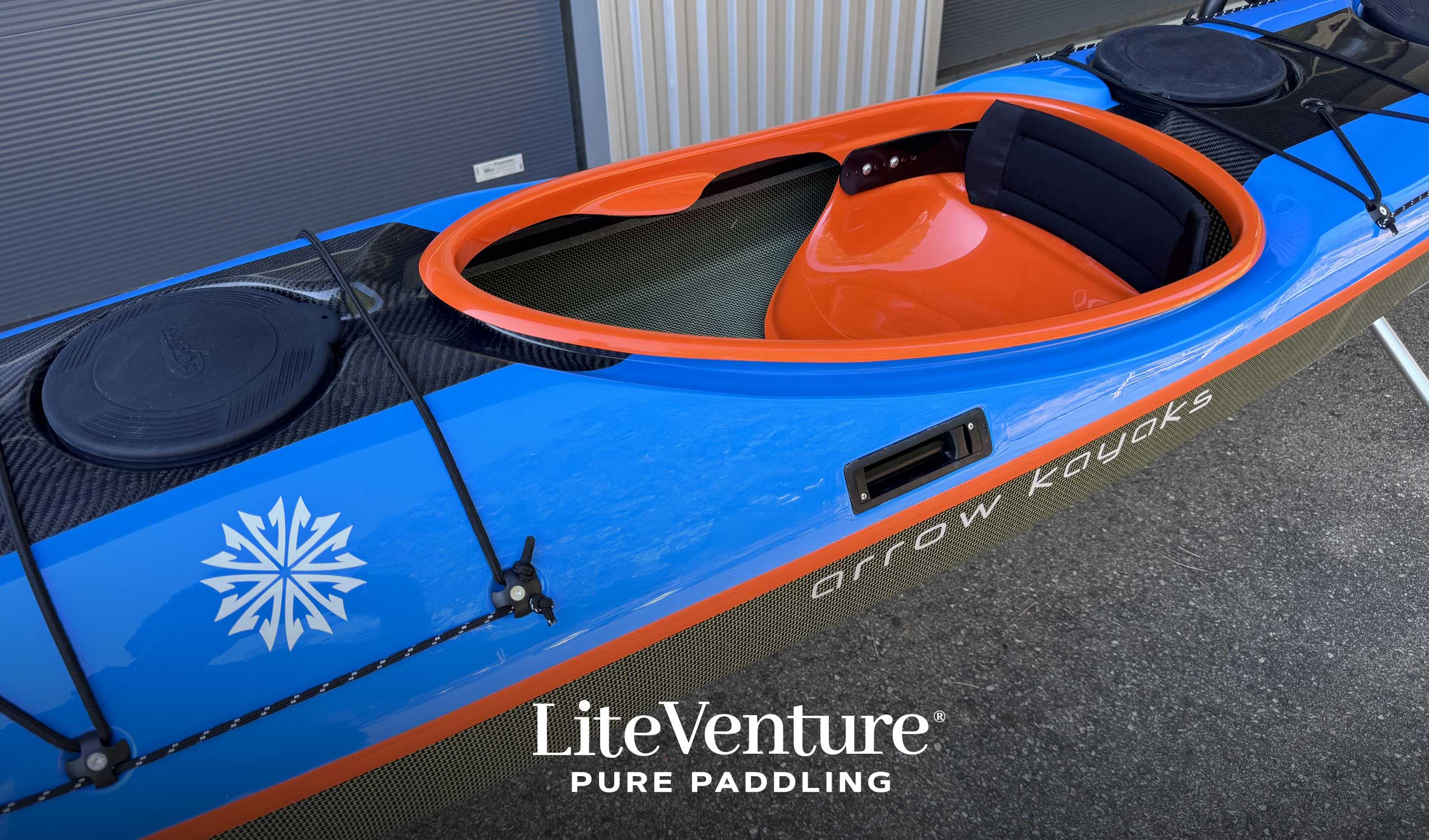 Arrow Play LV Seekajak-Carbon/Kevlar Layup mit Carbondeck-Blue/Orange/Sichtcarbon