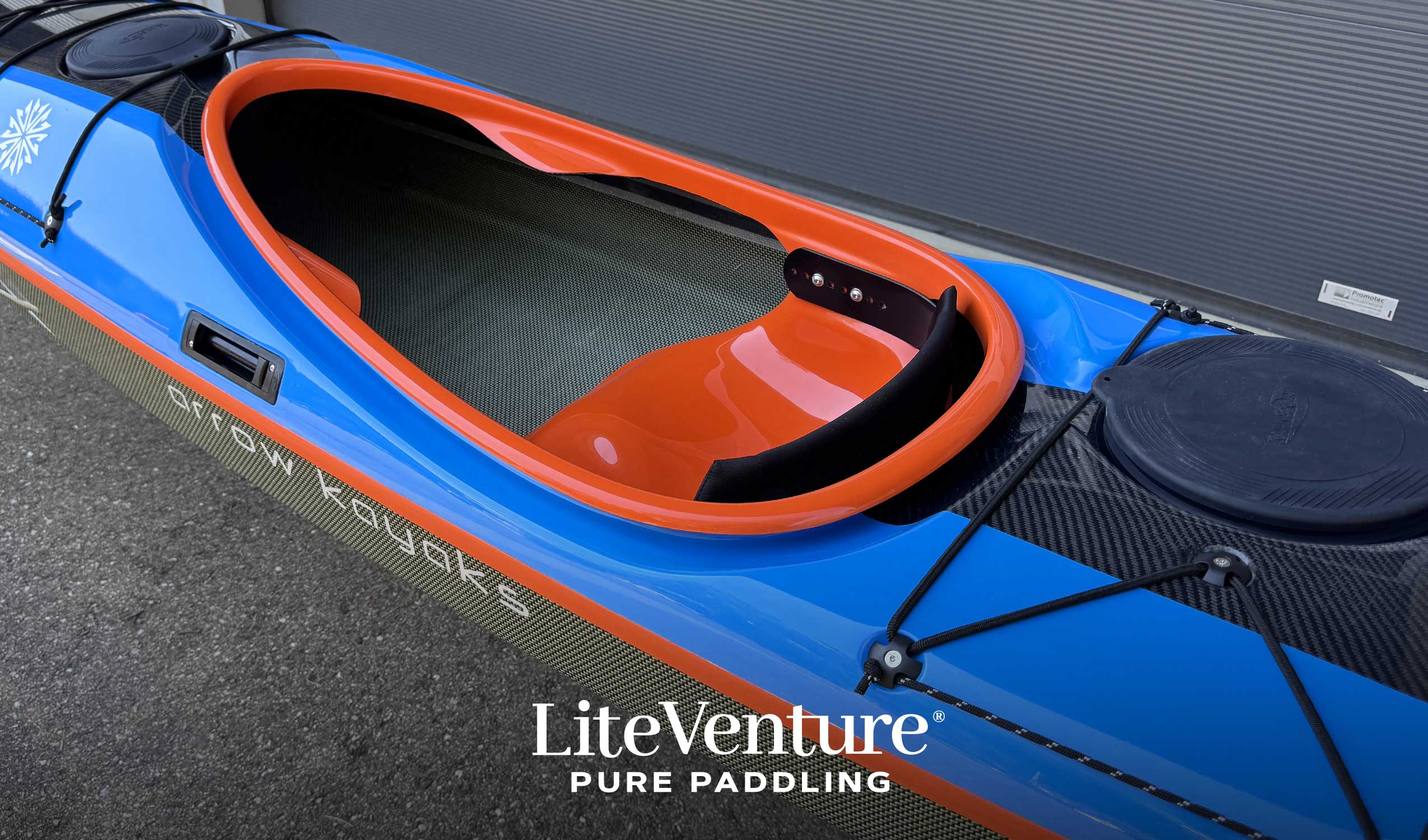 Arrow Play LV Seekajak-Carbon/Kevlar Layup mit Carbondeck-Blue/Orange/Sichtcarbon