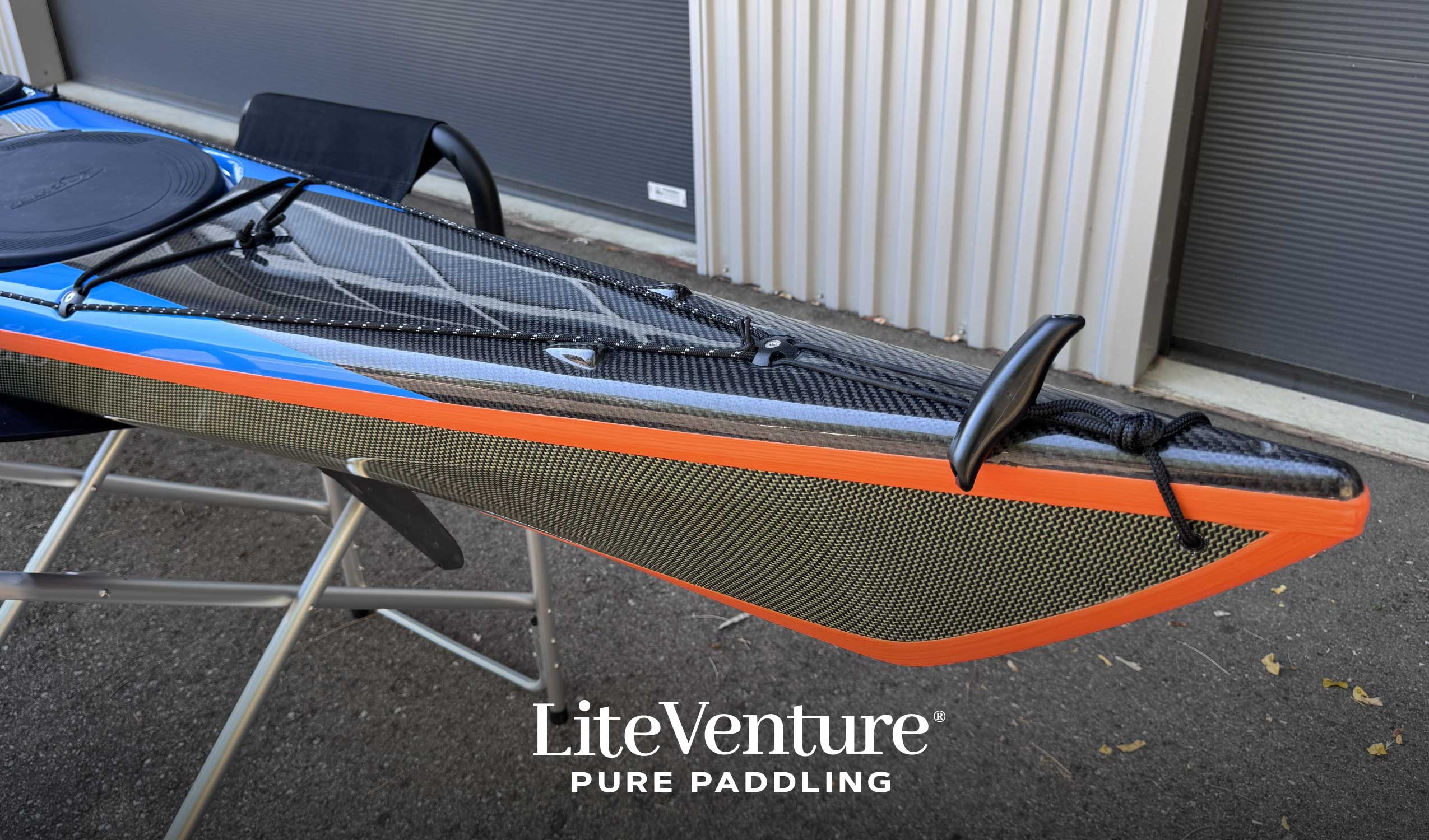 Arrow Play LV Seekajak-Carbon/Kevlar Layup mit Carbondeck-Blue/Orange/Sichtcarbon