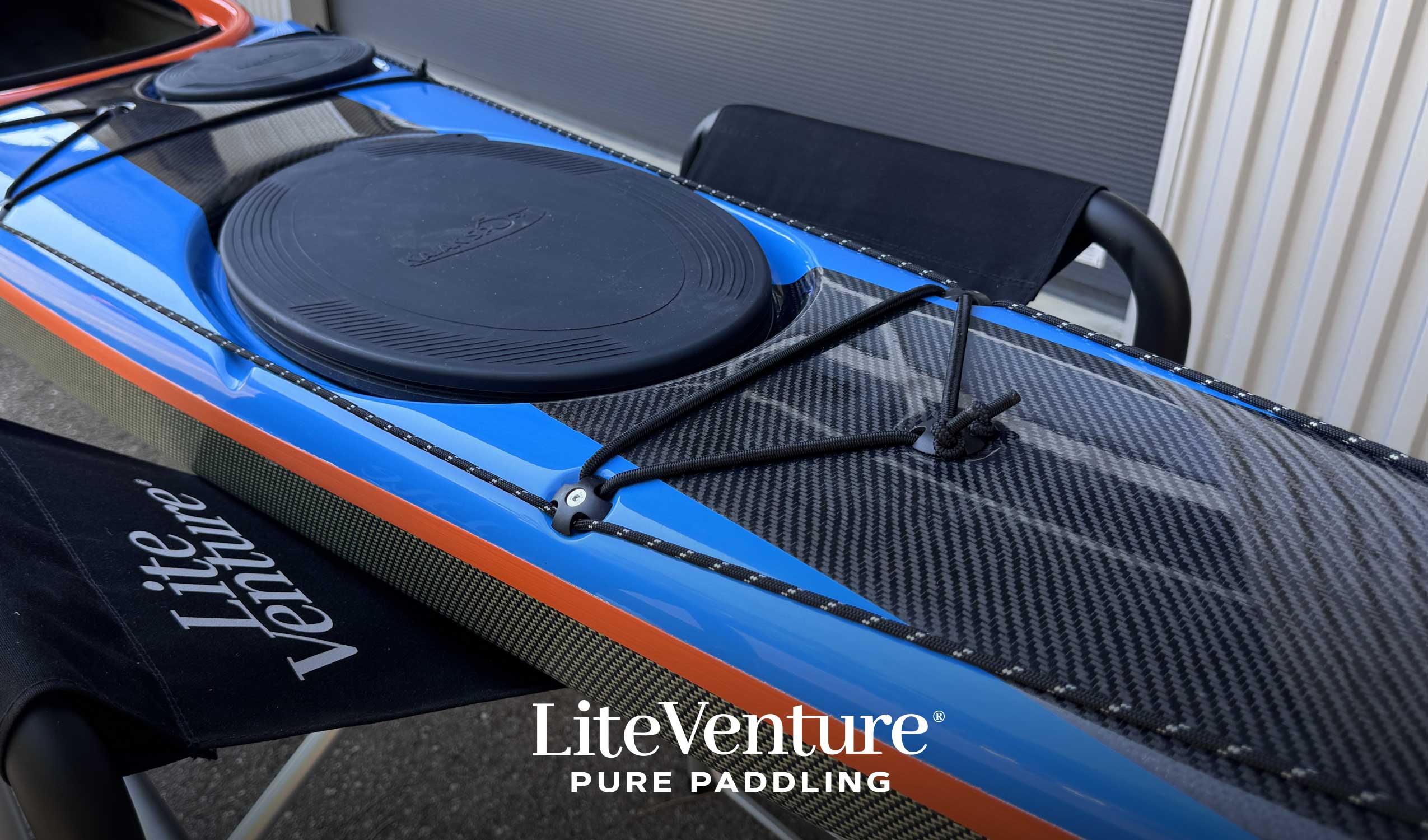Arrow Play LV Seekajak-Carbon/Kevlar Layup mit Carbondeck-Blue/Orange/Sichtcarbon
