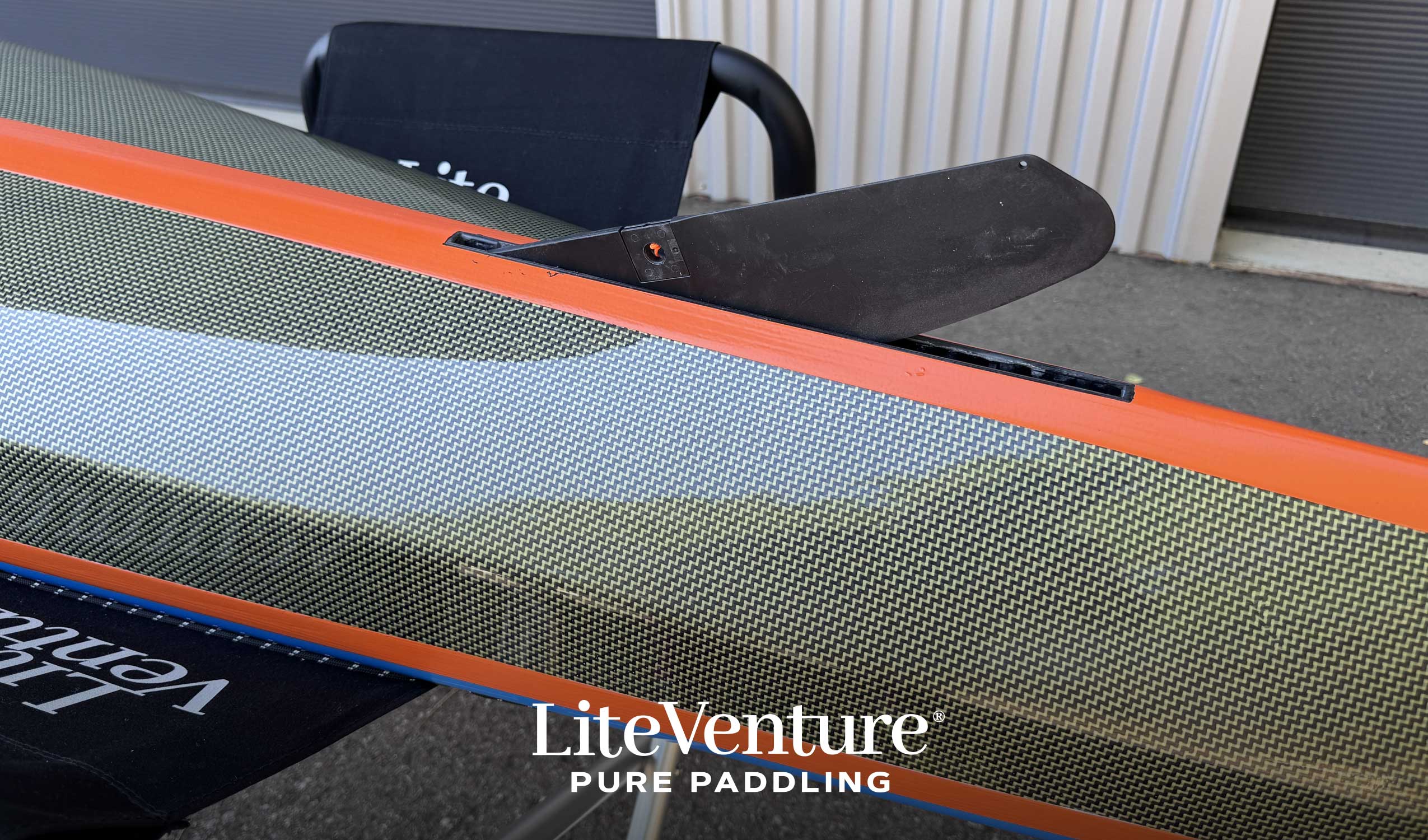 Arrow Play LV Seekajak-Carbon/Kevlar Layup mit Carbondeck-Blue/Orange/Sichtcarbon