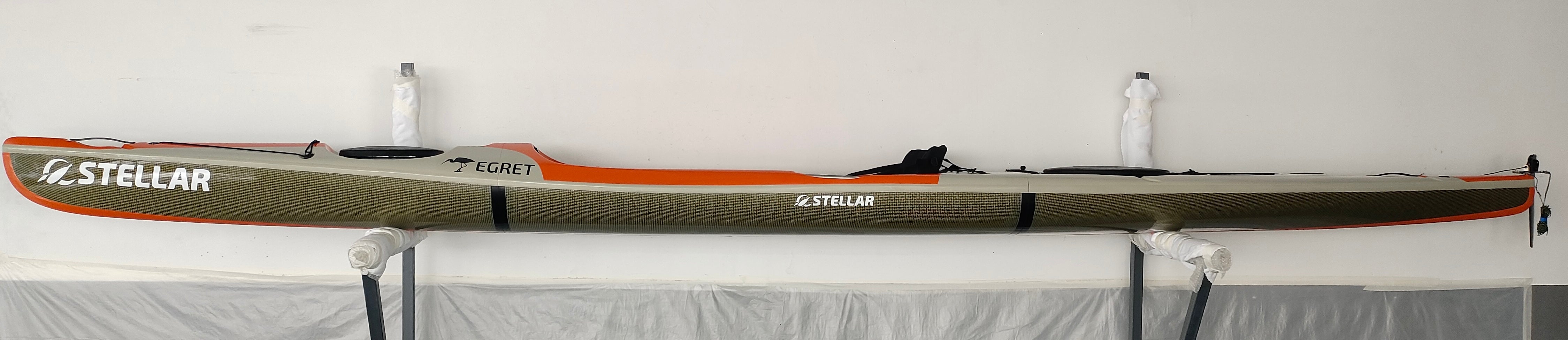 Kayak Sit-on-Top smontabile Egret MOD, carbonio/Kevlar, carbonio a vista, grigio ghiaia e arancione
