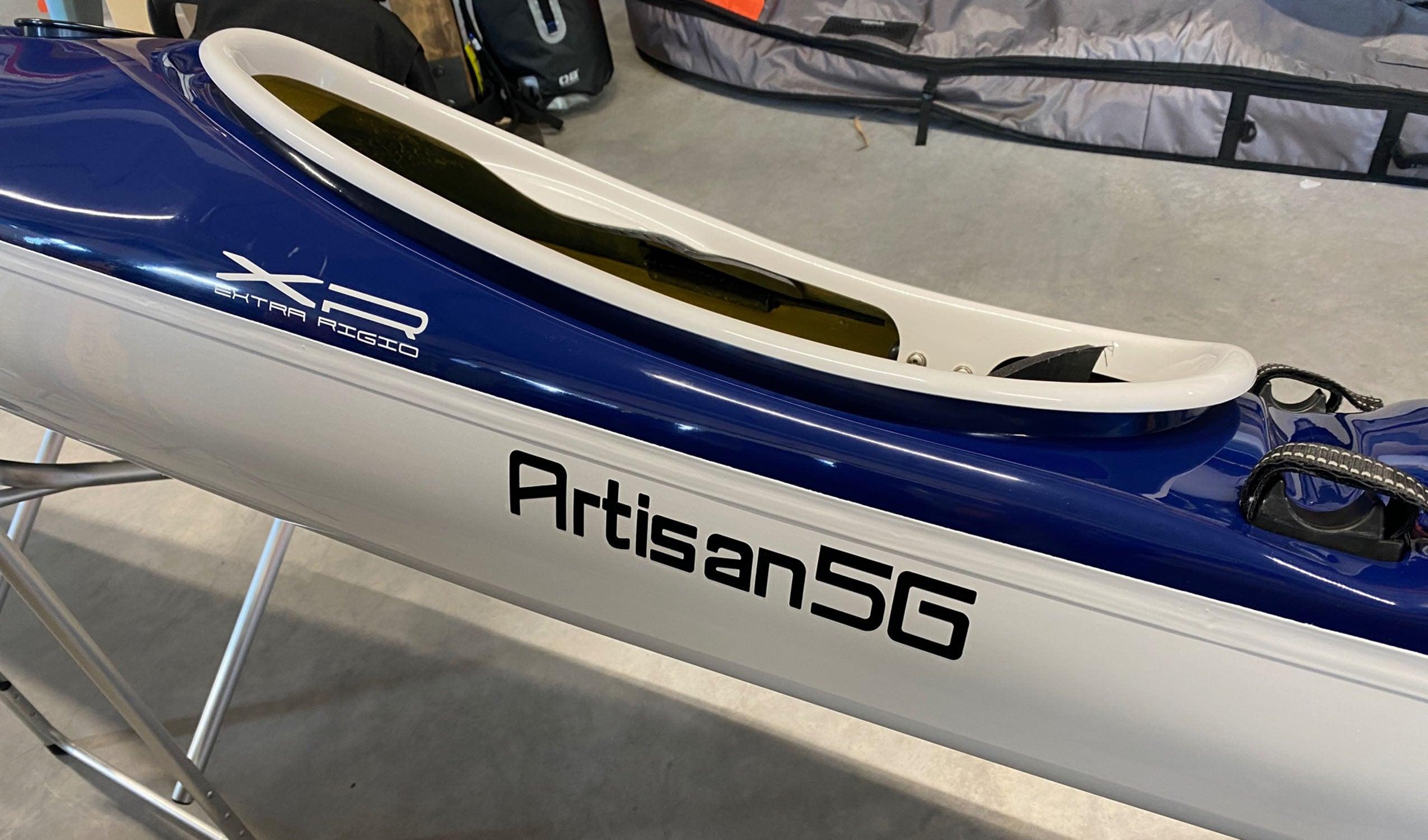 Produktbild von Kajak " Artisan 5G Extra Rigid-cobaltblau weiß " der Marke SKIM Kayaks für 3495.00 €. Erhältlich online bei Lite Venture ( www.liteventure.de )