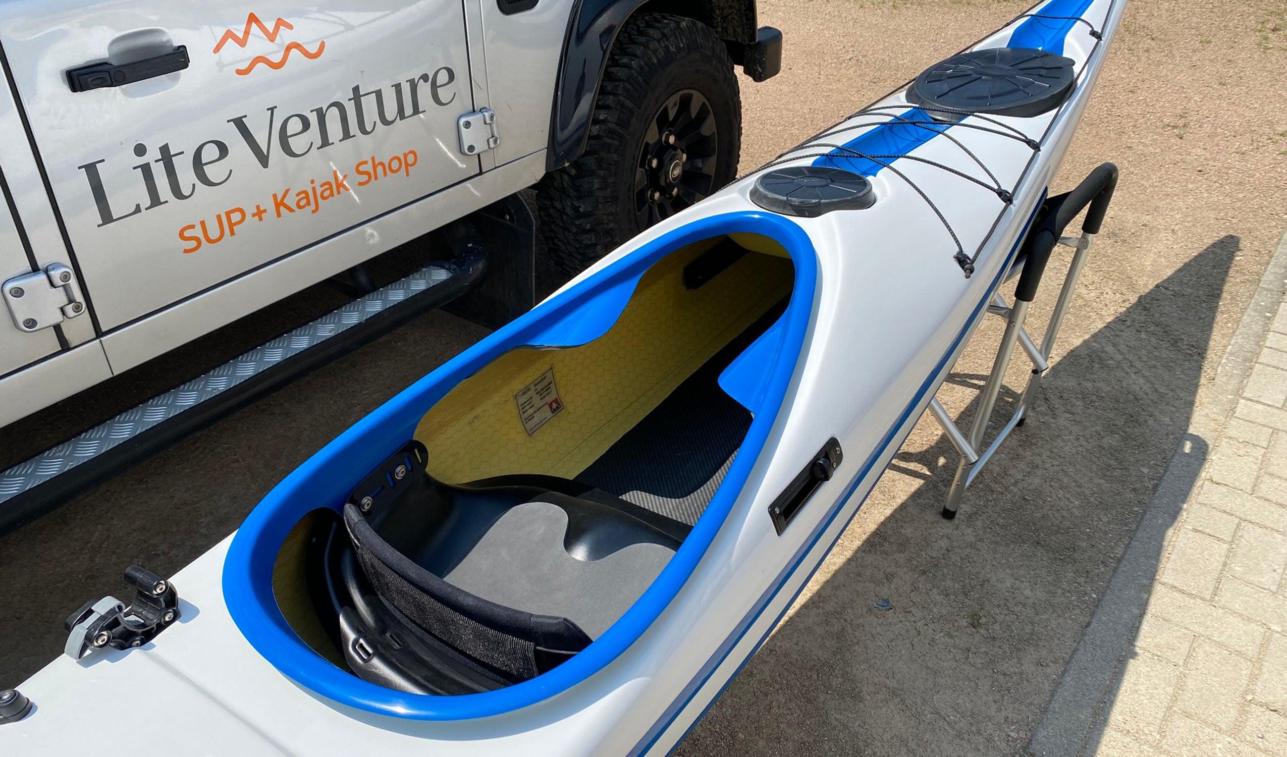 Produktbild von Kajak " Beaufort Rockhopper-weiß blau " der Marke SKIM Kayaks für 4350.00 €. Erhältlich online bei Lite Venture ( www.liteventure.de )