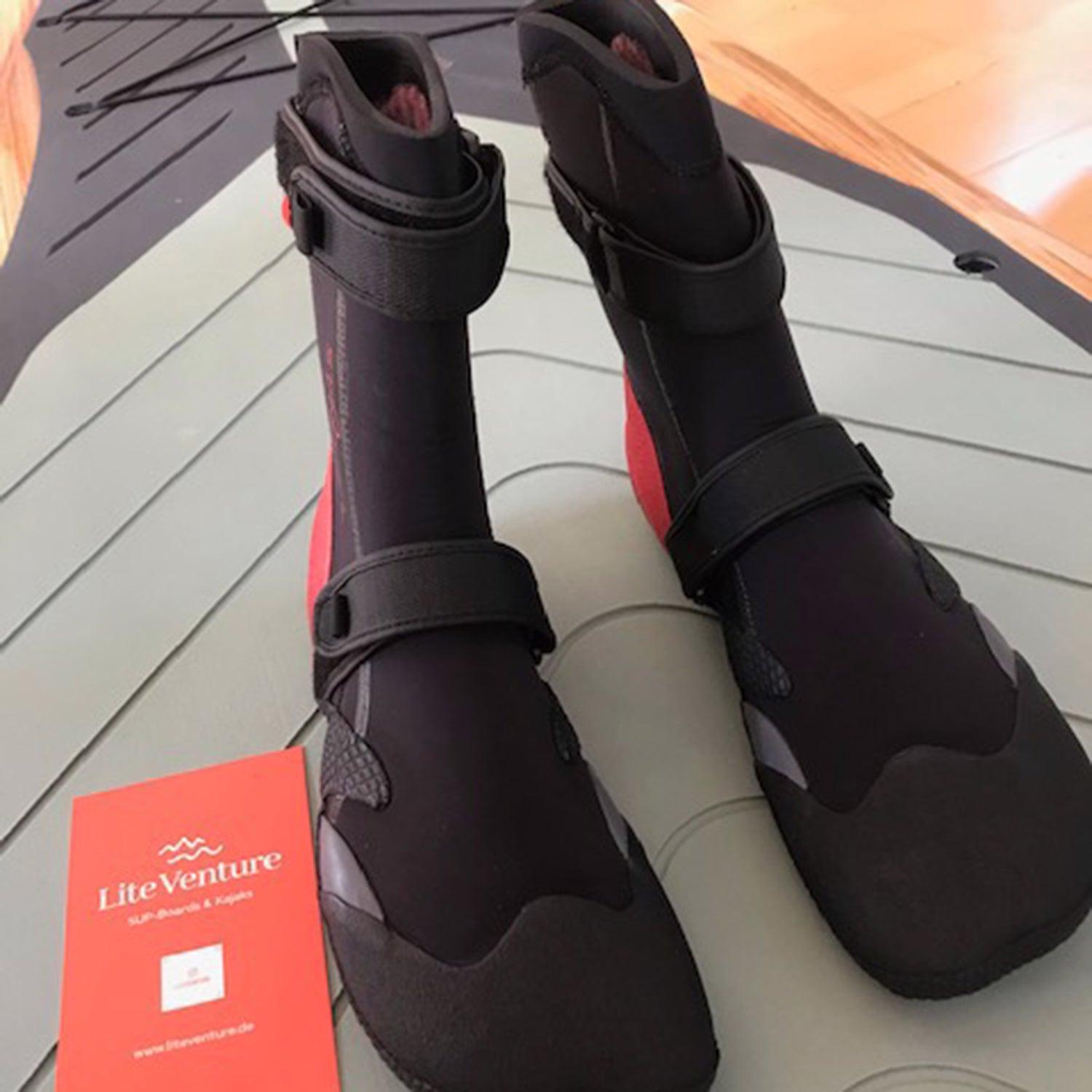 Produktbild von Bekleidung " Neoprenschuhe 7mm-Warm Feet " der Marke Stand Out für 70.00 €. Erhältlich online bei Lite Venture ( www.liteventure.de )