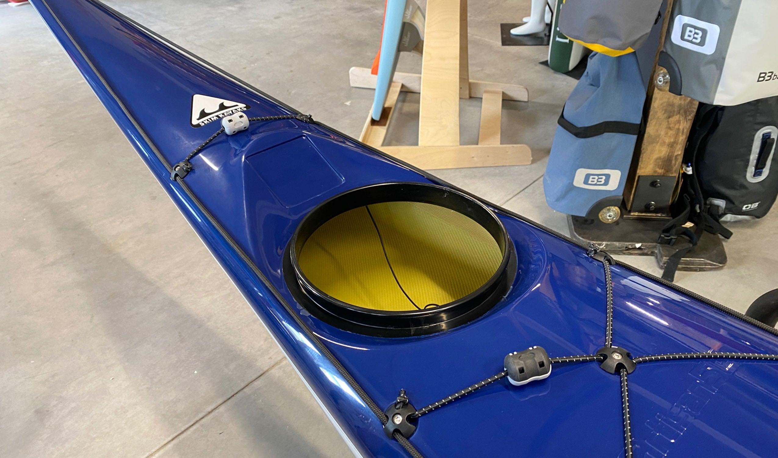 Produktbild von Kajak " Artisan 5G Extra Rigid-cobaltblau weiß " der Marke SKIM Kayaks für 3495.00 €. Erhältlich online bei Lite Venture ( www.liteventure.de )